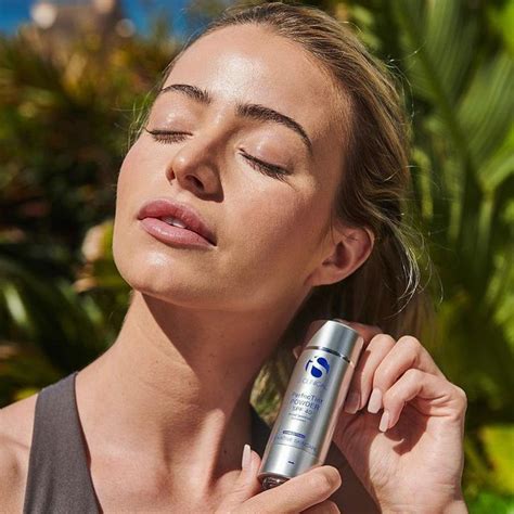 ВАШ SPF-КРЕМ ПІД ТИП ШКІРИ - iS CLINICAL®