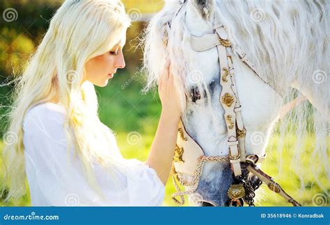 Sinnliche Blonde Nymphe Und Majestätisches Pferd Stockfoto Bild von porträt park