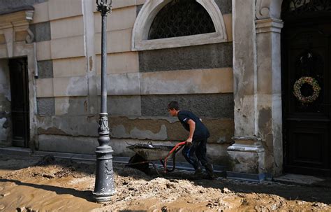 Zahl Der Toten Bei Hochwasser Steigt Auf Mindestens