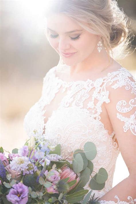 Fit and Flare Brautkleid in Nude mit 3D Spitze tiefem Plunge Ausschnitt und großem Cut out im