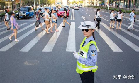 行人闯红灯被撞，机动车仍要承担主要赔偿责任 知乎