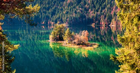 Jasna jesienna panorama jeziora Eibsee Słoneczny poranek widok małej