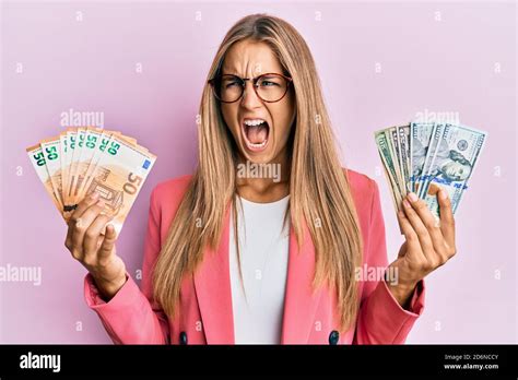 Une Jeune Femme Blonde Portant Un Style D Affaires Tenant Des Billets De Dollars Et D Euros En