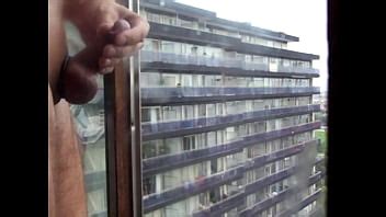 Masturbándose en la ventana XVIDEOS