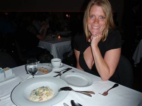 Großer Arsch und Titten auf kurvigen Urlaub Milf oben ohne am Strand Porno Bilder Sex Fotos