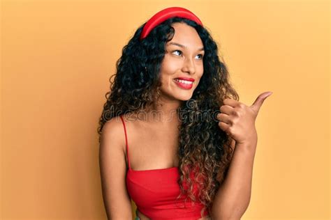 Joven Latina Con Ropa Casual Apuntando El Pulgar Hacia El Lado Sonriente Feliz Con La Boca