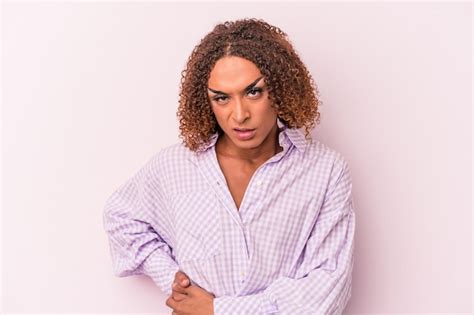 Joven mujer transexual latina aislada sobre fondo rosa con dolor de hígado dolor de estómago