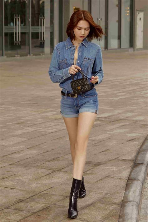 Mặc bikini đi biển chưa đủ nóng Ngọc Trinh tiếp tục diện nội y ren tung tăng giữa phố Tây