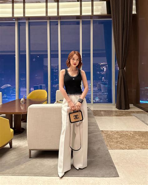 Cựu hot girl tuổi mà trông như cao m nhưng lên đồ siêu tôn dáng