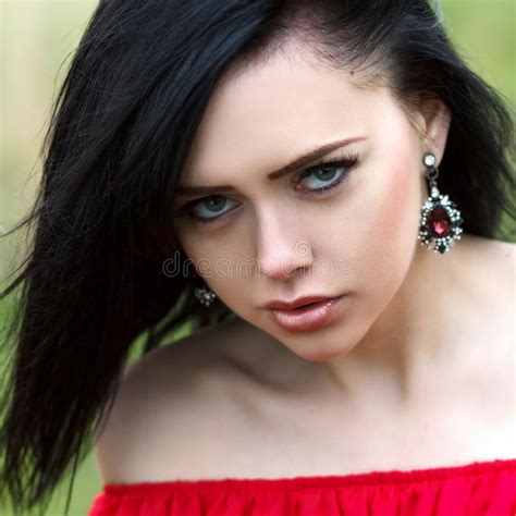 Ritratto Di Bella Ragazza Con Gli Occhi Verdi E Le Spalle Nude In Un Vestito Rosso Su Una