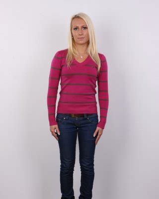 Heiße Blondine mit kleinen Titten posiert nackt Porno Bilder Sex Fotos XXX Bilder 2688934