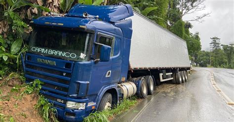 Carreta Sai Da Pista E Fica Presa Em Valeta Na Sc Em Pomerode