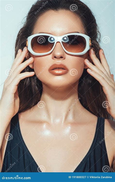 Retrato De Una Joven Linda Con Gafas Blancas En Bikini Negro De Lujo Modelo De Moda Femenina