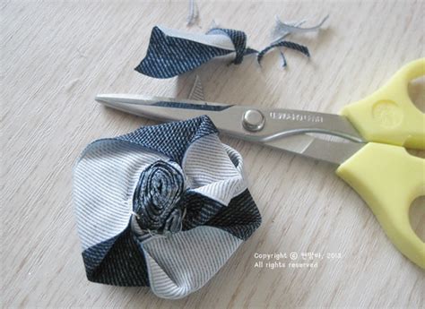 Розочки из киперной ленты, широкой тесьмы, для украшения ободка. Мастер ...