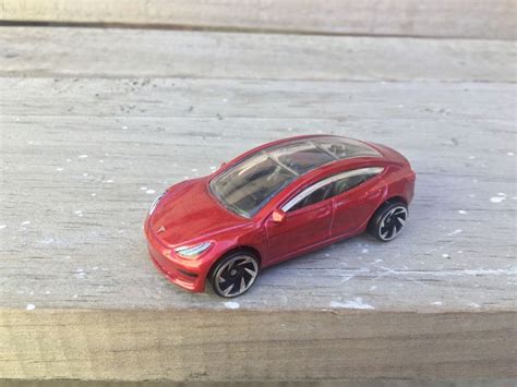 Hot Wheels Tesla Modelo 3 Toy Car