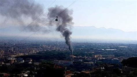 Incendio Al Parco Delle Terme Di Stabia Nuvola Di Fumo Nero Su