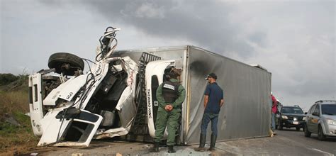 El Parroquiano Choque Entre Camión Y Bus Dejó Dos Muertos Y Siete