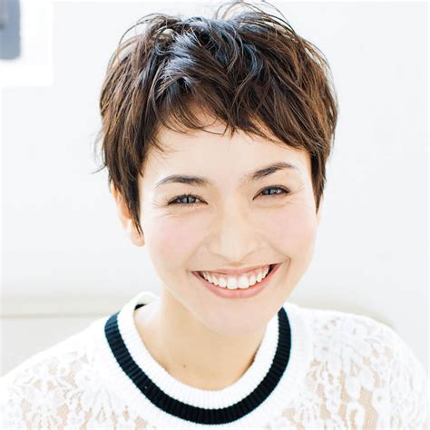 クセ毛を生かしたベリーショートで女らしさアップ！【40代のショートヘア】 ショートのヘアスタイル 髪型 40代 ヘアスタイル