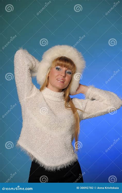 Belle Jeune Femme Blonde Dans Un Chapeau De Fourrure Blanc Photo Stock Image Du Cheveu Dame