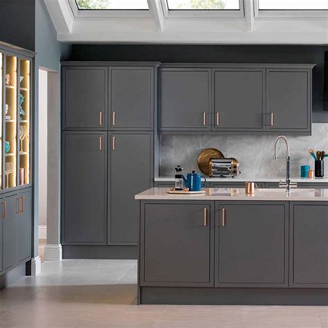 40 Romantic And Welcoming Grey Kitchens For Your Home