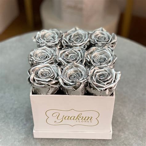 Rosas Eternas Caja Cuadrada Blanca Chica Con Rosas Silver Yaakun Flores