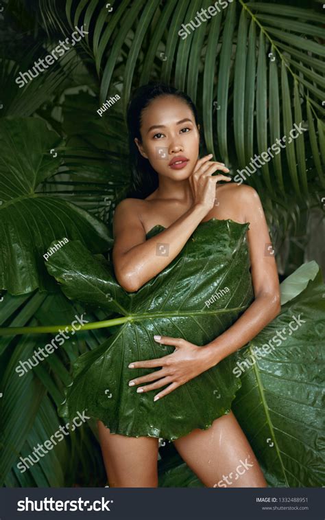 Beauty Woman Covering Naked Body Leaf Stock Photo 1332488951 Shutterstock