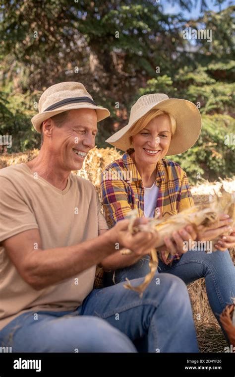 Shucking Corn Hi Res Stock Photography And Images Alamy