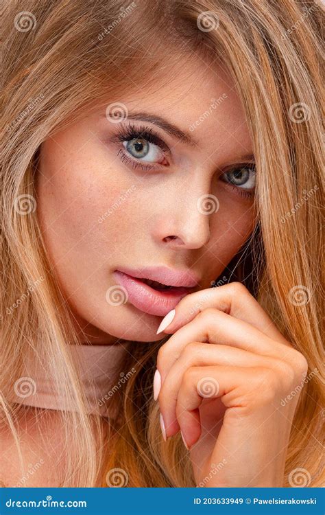 Portrait De Belle Fille Blonde Sexy Avec De Longs Cheveux Et Port Bronzée Lingerie De Corps