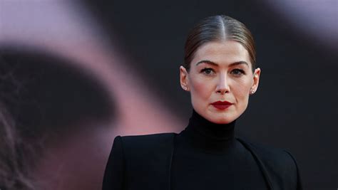 Actress Rosamund Pike plays war reporter Marie Colvin in upcoming film ...