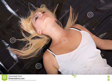 Fille Blonde Se Trouvant Sur Le Latex Noir Image Stock Image Du Femelle Beau