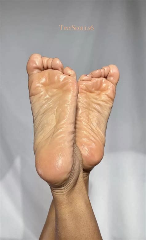 Shiny Wrinkled Soles Nudes FootFetish NUDE PICS ORG