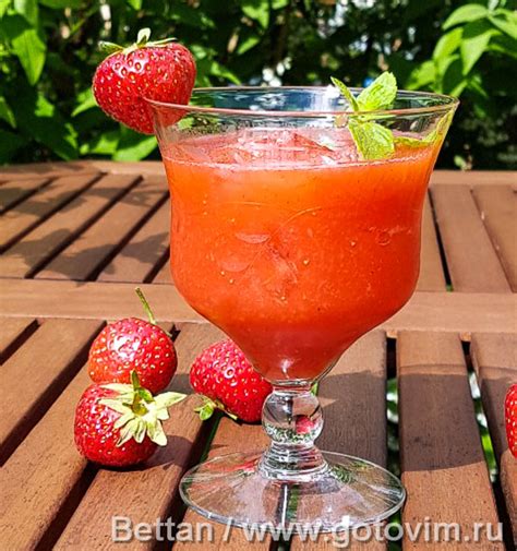 Клубничный коктейль с ромом и мятой. Рецепт с фото