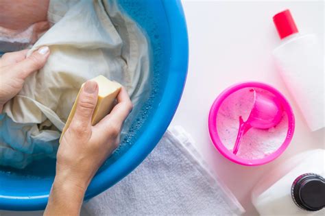Как вывести желтые пятна с белой одежды?
