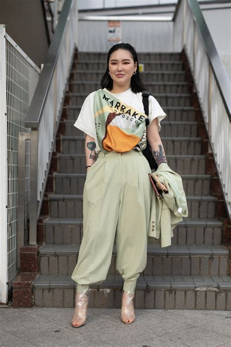 Foto Naked Heels Bota Combinada Cal A Volume Estrat Tigo E T Shirt Para Look Urbano