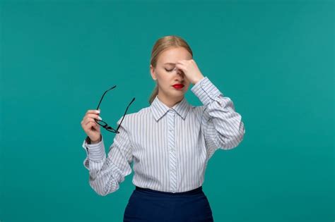 Dame d affaires fatiguée jolie jeune femme blonde en tenue de bureau et lunettes touchant le