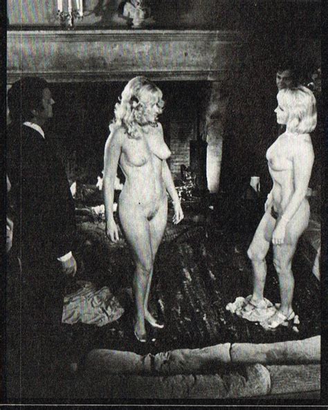 Naked Véra Valmont in Serre moi contre toi j ai besoin de caresses