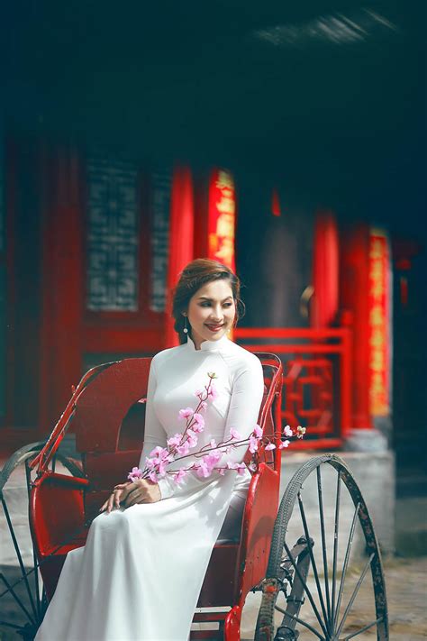 Mẫu nude táo bạo nhất Việt Nam diện áo dài bó sát khoe đường cong nóng bỏng