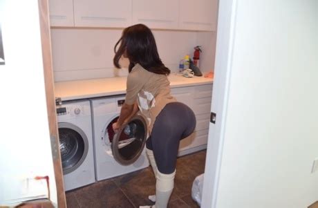 Ebony Girlfriend Strips Off Yoga Pants And Thong For Banging Of Bald Vagina CoedCherry