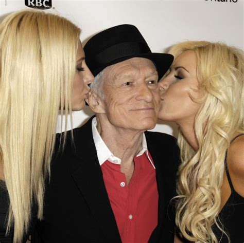 Хю Хефнър с Кристъл Харис и близначката Кариса | Лайф.dir.bg