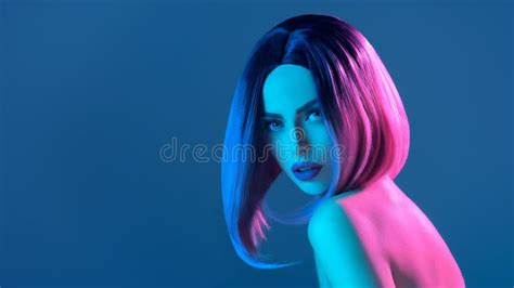 Mulher Nude Encantador Bonita Na Peruca Cor De Rosa Foto De Stock Imagem De Menina Sozinho