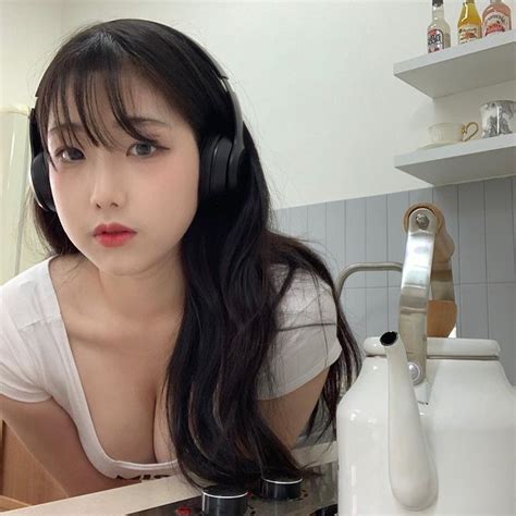 Đang là nhân viên quán net cô gái xinh đẹp bỗng chốc đổi đời hóa hot girl sau khi thi người