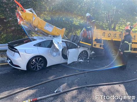 快訊／又是輔助駕駛！自小客國道追撞緩撞車 安全氣囊全爆開 Ettoday社會新聞 Ettoday新聞雲