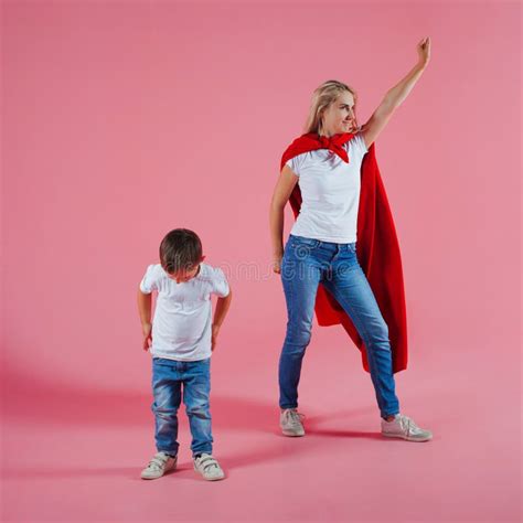 Mutter Ist Eine Superheldin Spa Familie Eine Junge Blonde Frau In Einem Roten Kap Und Ihr Sohn