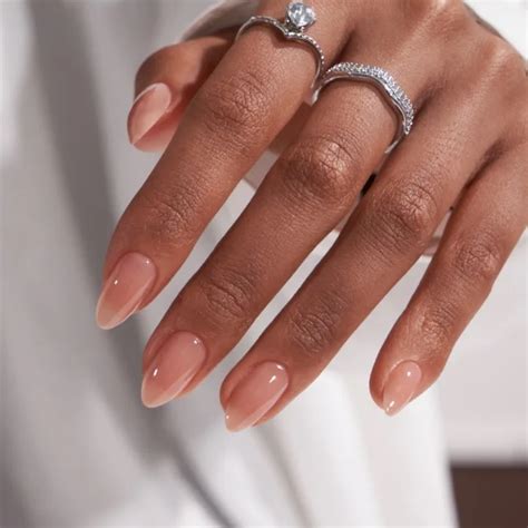 Naked Nails Η καλοκαιρινή τάση μανικιούρ που εστιάζει στην υγεία και την ομορφιά των νυχιών σου