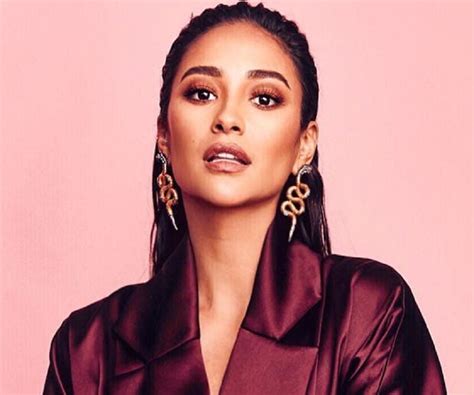 Shay Mitchell Biography - Facts, Childhood, Family Life & Achievements