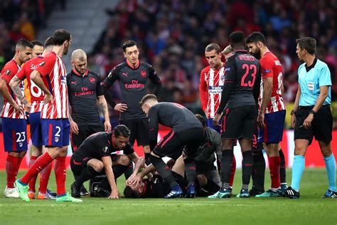 Laurent Koscielny Injury Arsenal Star Stretchered Off Vs Atletico