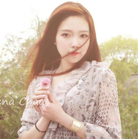 Ngắm hot girl Việt xinh đẹp trên phố Tây