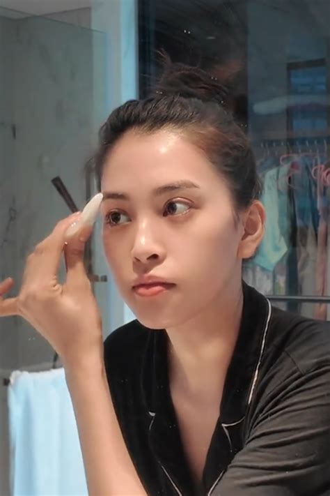 Tiểu Vy khoe clip bể bơi nhưng có thứ còn gây chú ý hơn cả bikini