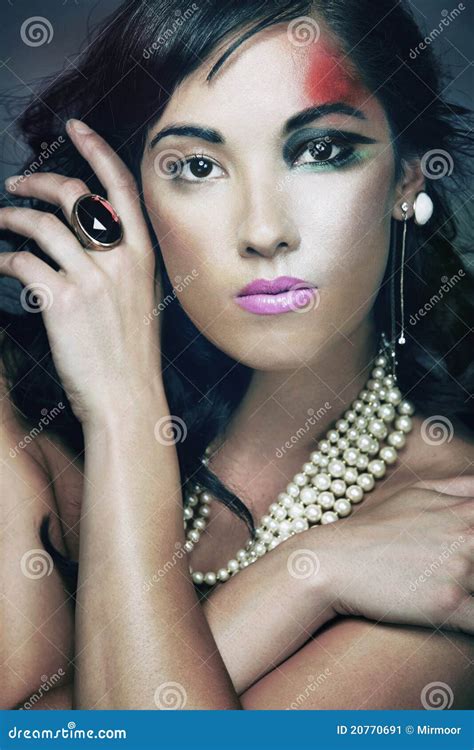 Brunette Attirant Avec Le Long Cheveu Boucl Image Stock Image Du Beau Cosm Tiques