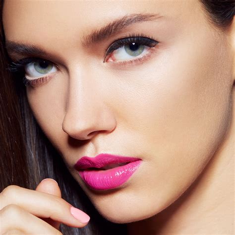 Retro Winged Eyeliner Gets A Modern Makeover With A Hot Pink Lip Get This Look With SuperStay